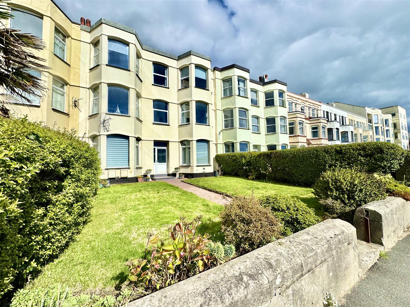 West End Parade, Pwllheli